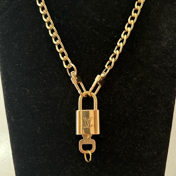Louis Vuitton SUPER SHINY Lock & Key #339 with chain - Picture 2 of 5